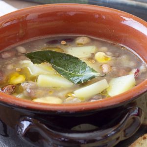 Zuppa di legumi e grano