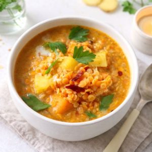 Zuppa speziata di lenticchie rosse, patate, zucca e cocco