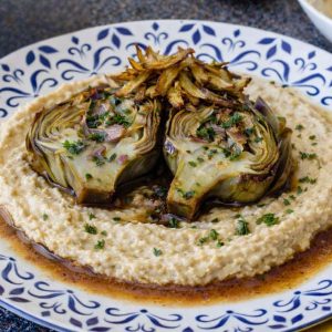 Carciofo in doppia consistenza, crema di ceci al timo e fondo vegetale ristretto