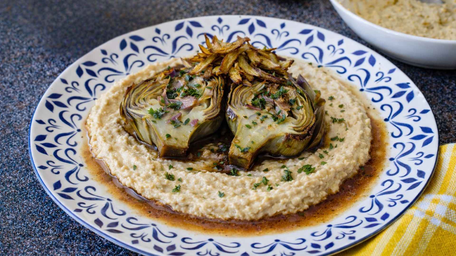 Carciofo in doppia consistenza, crema di ceci al timo e fondo vegetale ristretto