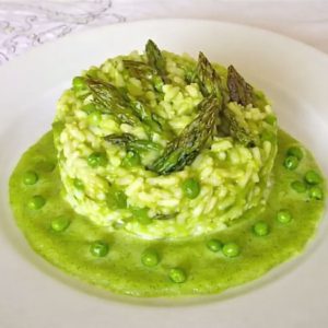 Carnaroli mantecato agli asparagi arrostiti, clorofilla di piselli e mandorla affumicata