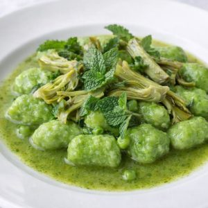 Gnocchi verdi di piselli, carciofo in estrazione e menta selvatica