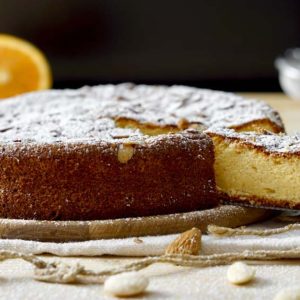 Torta soffice all’olio extravergine, agrumi freschi e mandorla verde