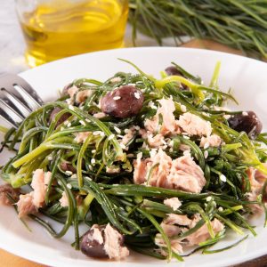 Agretti con tonno, olive nere e sesamo