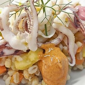 Orzo Perlato all’ortolana con calamari al vapore e maionese vegetale