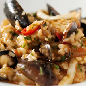 Padellata di riso con pesce e molluschi