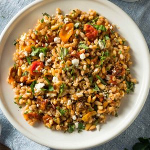 Ricetta del giorno insalata di farro con zucchine, pomodorini, feta e basilico