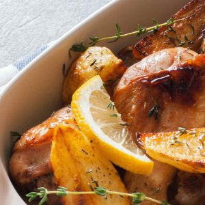 Ricetta del giorno pollo al forno con patate, erbe aromatiche e limone