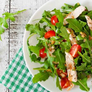 Insalata di pollo con rucola, pomodorini e scaglie di grana