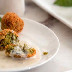 Polpette di melanzane al forno con salsa allo yogurt