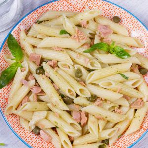Pasta fredda con tonno, limone, capperi e prezzemolo