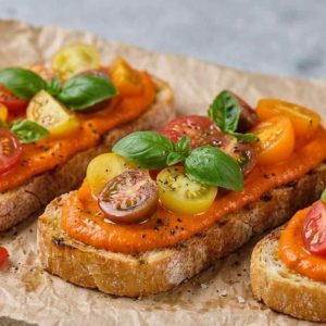 Bruschette con crema di peperoni, pomodorini e basilico