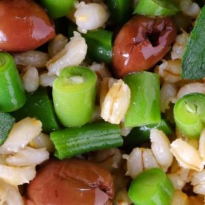 Insalata di orzo con fagiolini, pomodorini, olive e basilico