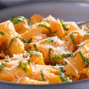 Pasta con crema di peperoni, ricotta salata e basilico