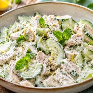 Tacchino freddo con cetrioli, yogurt, limone e menta