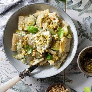 Pasta con crema di zucchine, ricotta e basilico