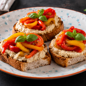 Crostoni con hummus di ceci, peperoni arrostiti e basilico
