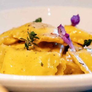 Fagottelli ripieni di ricotta ed erbe di montagna