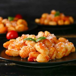 Gnocchi alla sorrentina estiva con pomodoro fresco e basilico