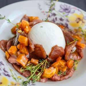 La mozzarella di bufala in una caprese di tonno rosso