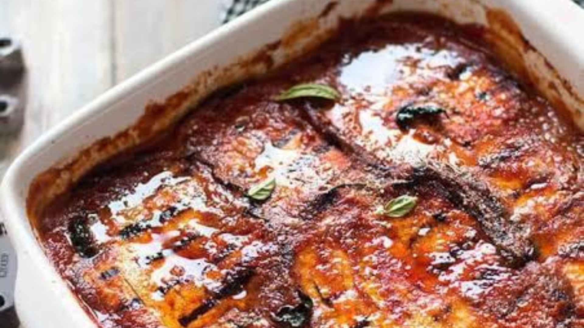 Parmigiana di melanzane grigliate con pomodoro fresco e mozzarella