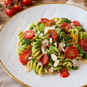 Pasta fredda con pesto di rucola, pomodorini e mandorle