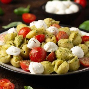 Pasta fredda tricolore con pesto leggero, mozzarella e pomodorini