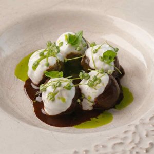Polpettine di melanzana con caffè, cioccolato, aglio nero e yogurt greco