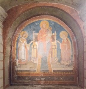 Roma, La Cripta della Chiesa di Sant’Agnese in Agone E. Cisterna, La Vergine Maria in trono tra S. Agnese (con l’agnello) e S. Emerenziana Da: https://www.operaromanapellegrinaggi.org/it/news/cripta-di-sant-agnese-riapre-il-gioiello-di-piazza-navona