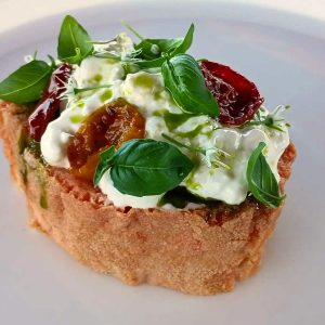 Bruschetta di pane in panzanella con stracciatella e pomodoro confit