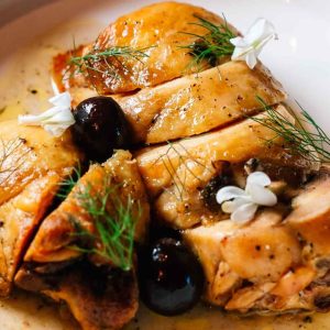 Pollo al tegame con limone, finocchietto e olive
