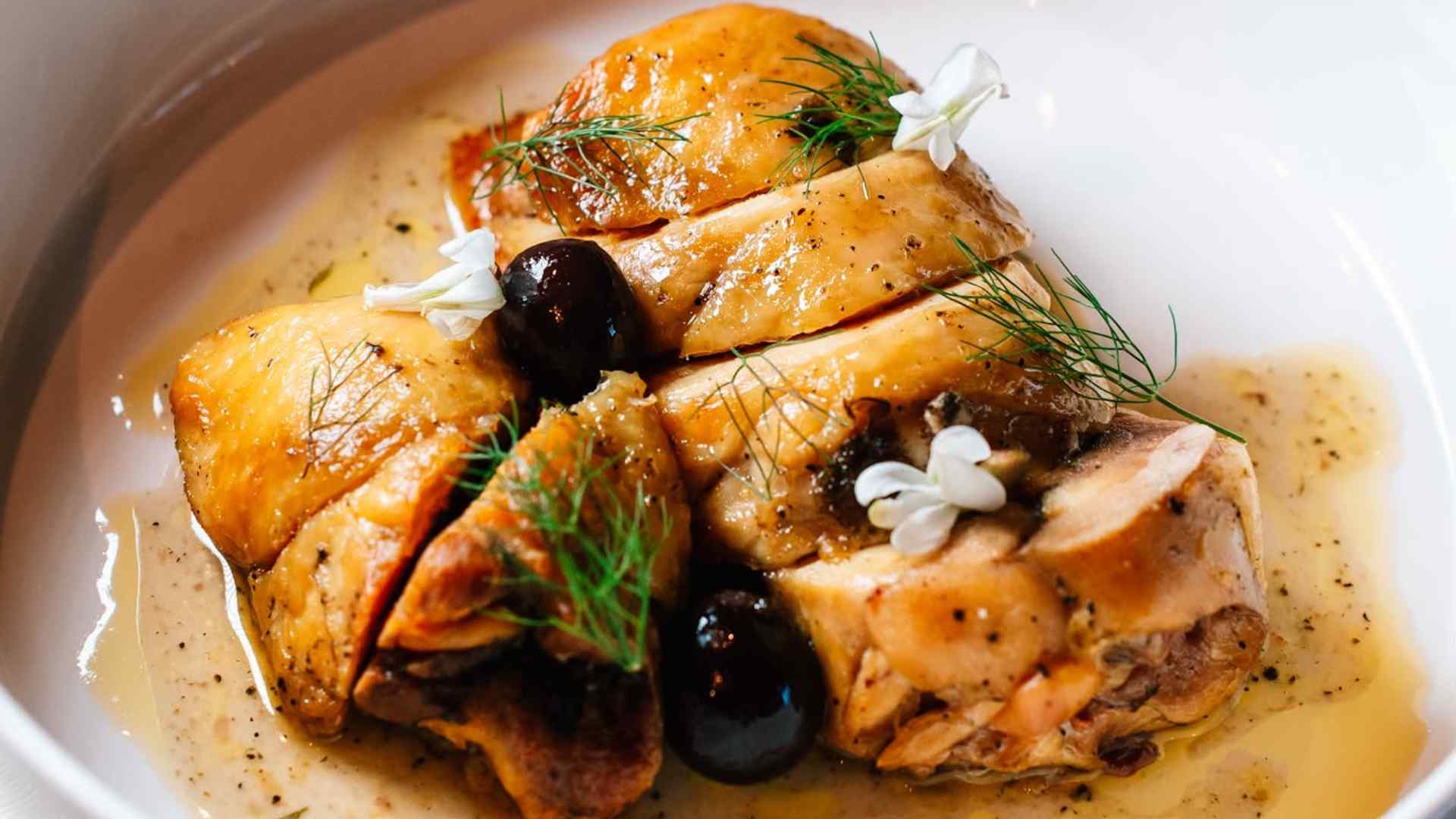 Pollo al tegame con limone, finocchietto e olive