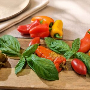 Peperoni baby ripieni vegetali in salsa di datterino giallo