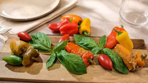 Peperoni baby ripieni vegetali in salsa di datterino giallo