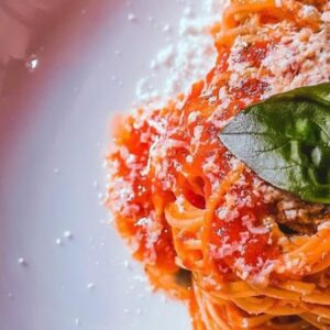Fini fini di farro al pomodoro arrosto e ricotta salata alle erbe di montagna