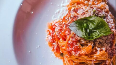 Fini fini di farro al pomodoro arrosto e ricotta salata alle erbe di montagna