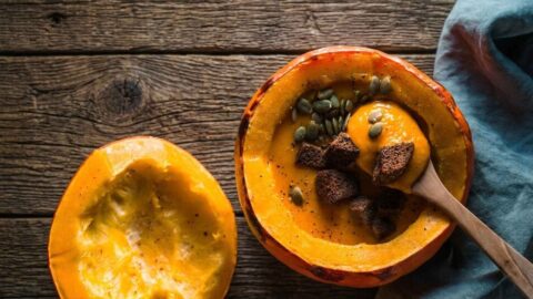 Vellutata di zucca nella sua scorza