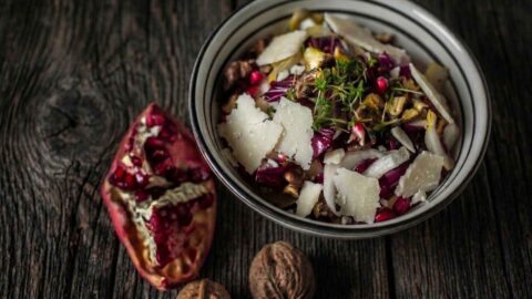 Insalata di radicchio, melograno, noci e pecorino
