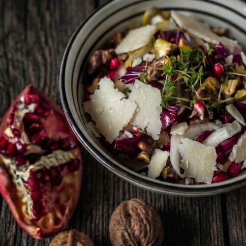 Insalata di radicchio, melograno, noci e pecorino