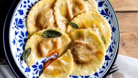 Ravioli ripieni di zucca e noci, burro, salvia e mentuccia selvatica