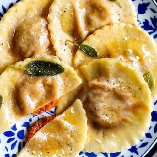 Ravioli ripieni di zucca e noci, burro, salvia e mentuccia selvatica
