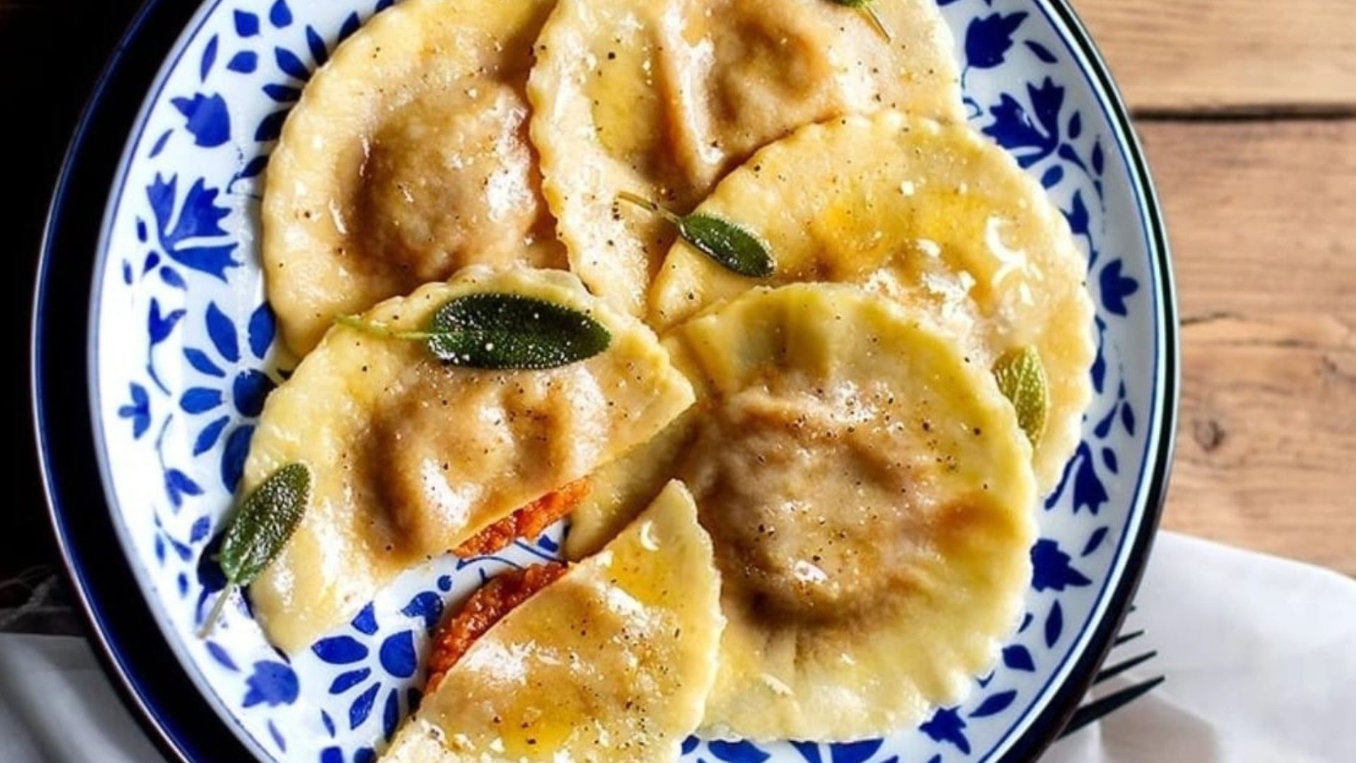 Ravioli ripieni di zucca e noci, burro, salvia e mentuccia selvatica: l’autunno del Bio Agriturismo Velocci