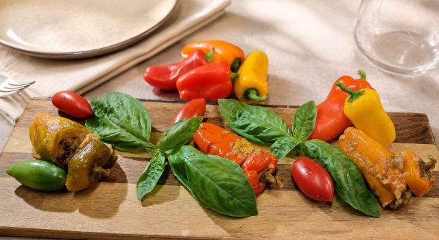 Peperoni baby ripieni vegetali in salsa di datterino giallo