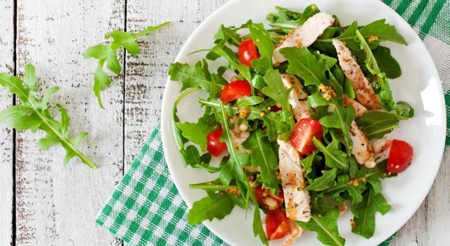 Insalata di pollo con rucola, pomodorini e scaglie di grana