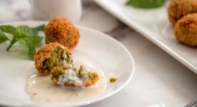 Polpette di melanzane al forno con salsa allo yogurt