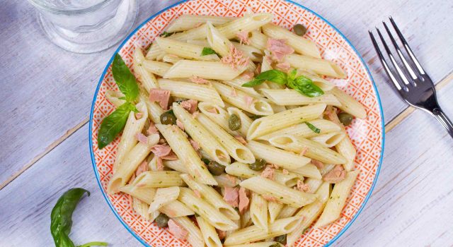Pasta fredda con tonno, limone, capperi e prezzemolo