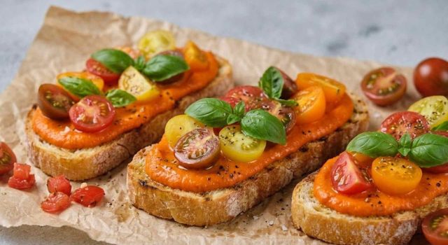 Bruschette con crema di peperoni, pomodorini e basilico
