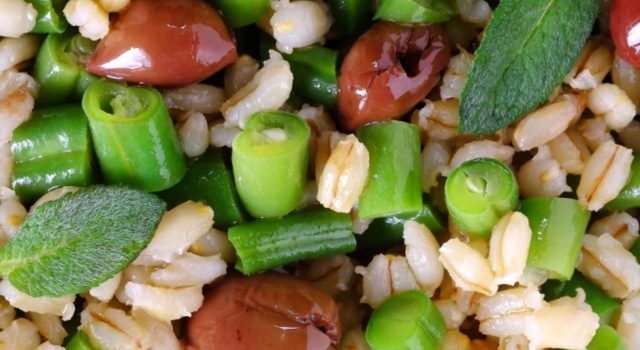 Insalata di orzo con fagiolini, pomodorini, olive e basilico