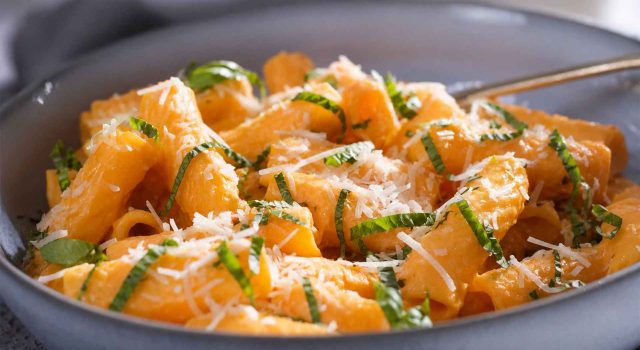 Pasta con crema di peperoni, ricotta salata e basilico