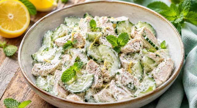 Tacchino freddo con cetrioli, yogurt, limone e menta